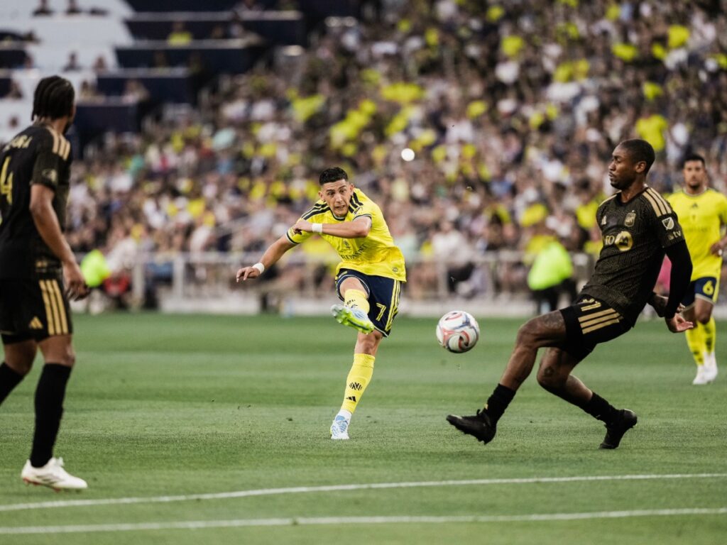 Cristian Espinoza ejecutando remate ante LAFC en el GEODIS Park