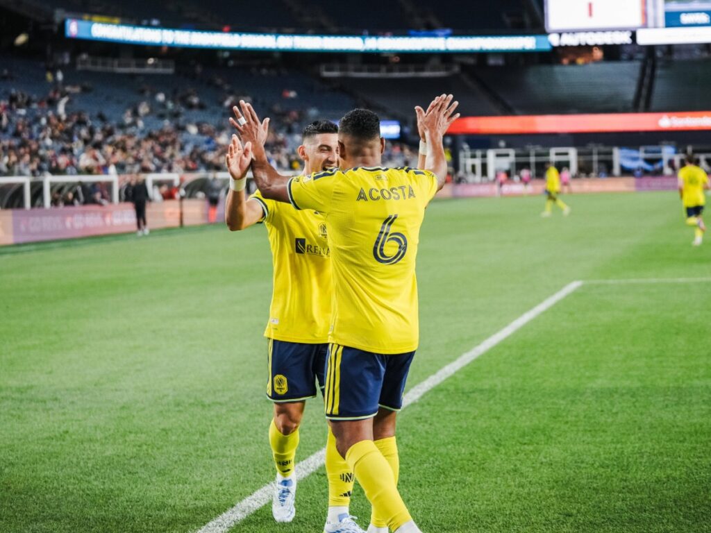 Bryan Acosta celebrando con Cristian Espinoza tras marcar en la victoria de Nashville SC
