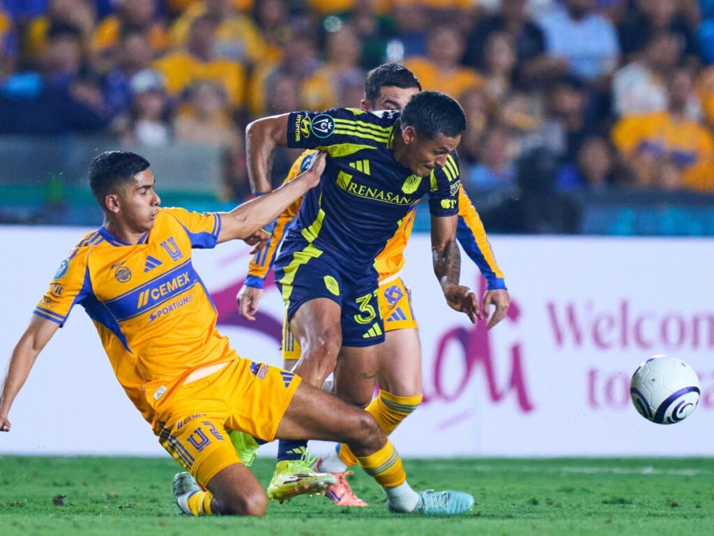 Jugador de Tigres disputando el balón ante la marca de Nashville SC