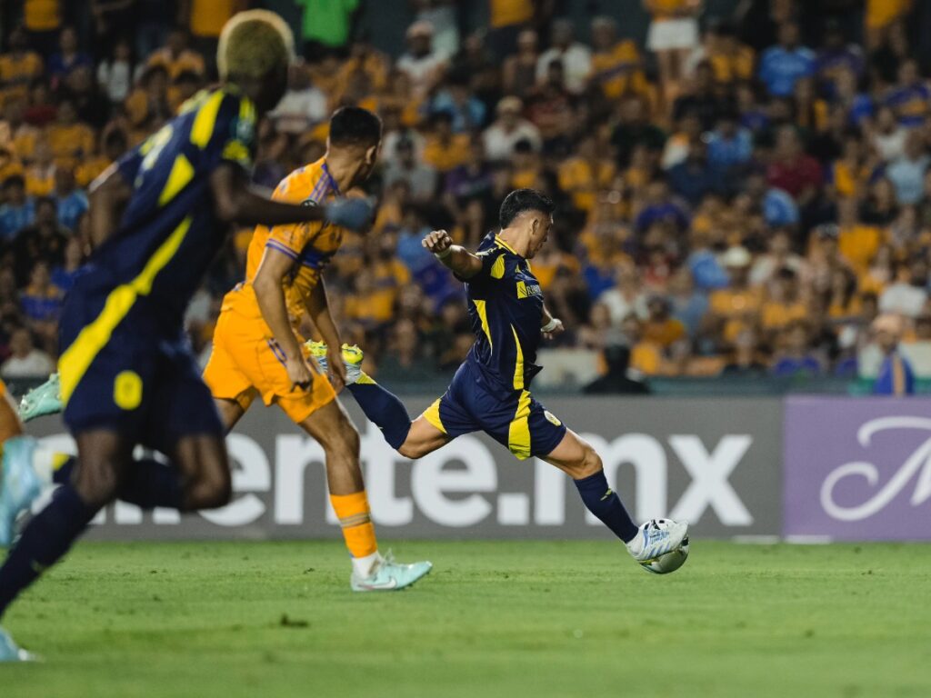 Jugador de Nashville SC rematando ante la marca de Tigres en la Semifinal Concacaf