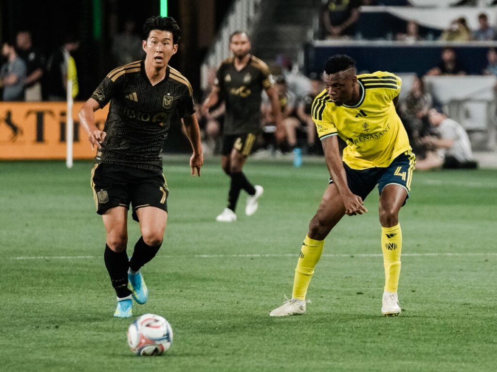 Jeisson Palacios marcando a Son Heung-min durante Nashville SC vs LAFC