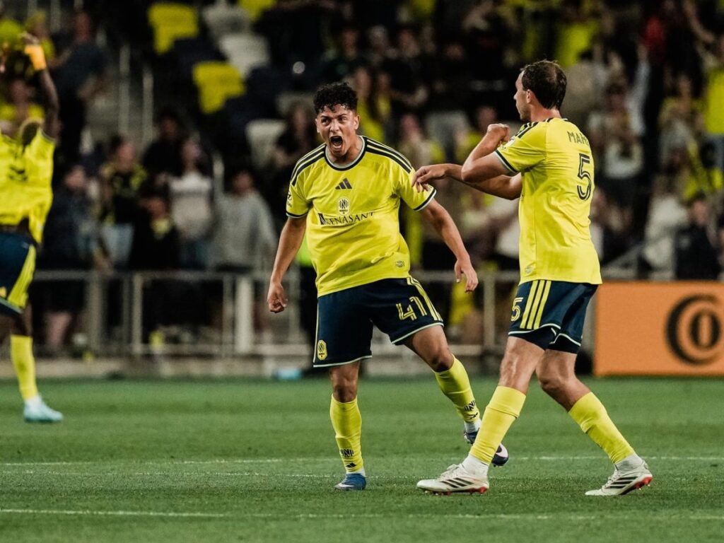 Warren Madrigal celebrando con Maher tras su doblete agónico ante DC United
