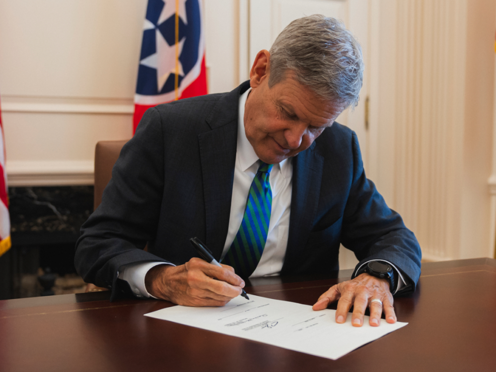 Gobernador Bill Lee durante firma de ley migratoria relacionada con cooperación con ICE en Tennessee