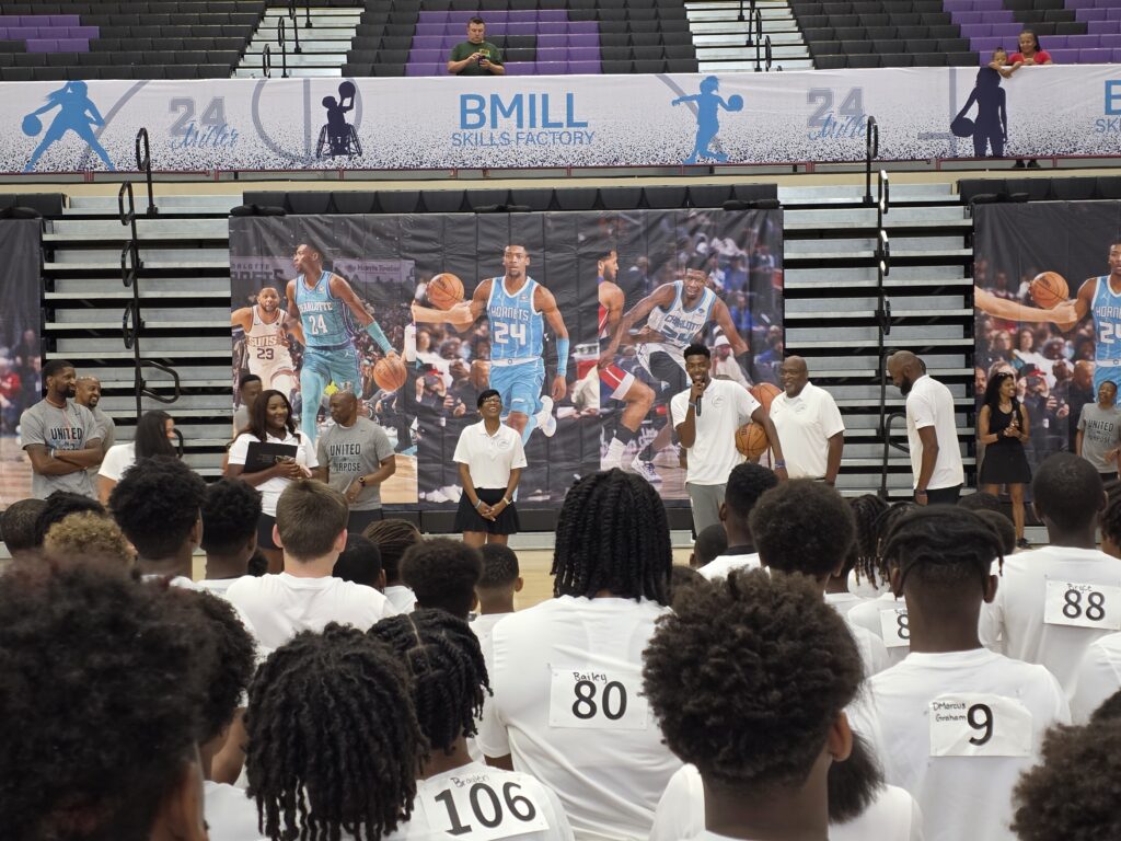 Brandon Miller habla con jóvenes participantes durante un campamento comunitario de baloncesto en Nashville.