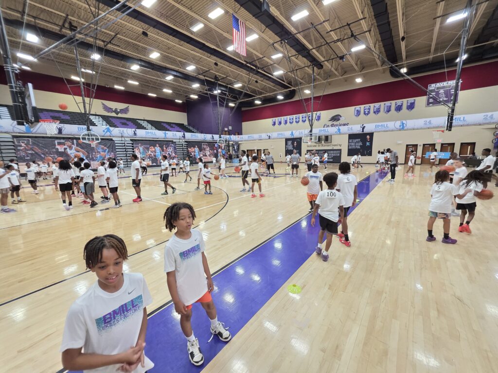 Decenas de jóvenes participan en un campamento de baloncesto organizado por Brandon Miller en Cane Ridge High School en Nashville.