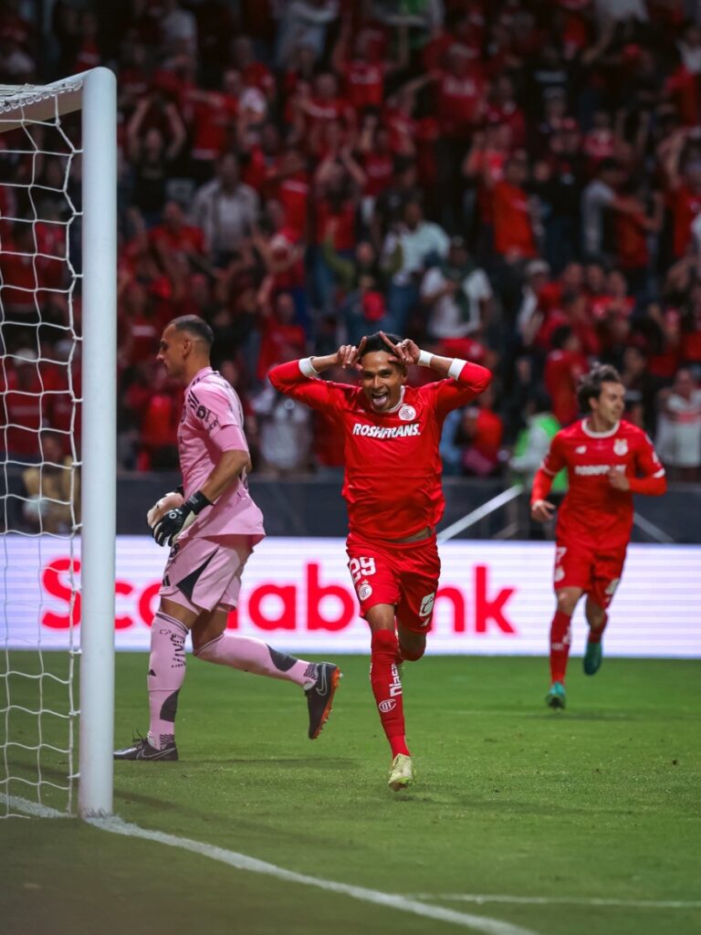 J. Diaz Jugador del Toluca celebrando gol en la final de la Concacaf Champions Cup