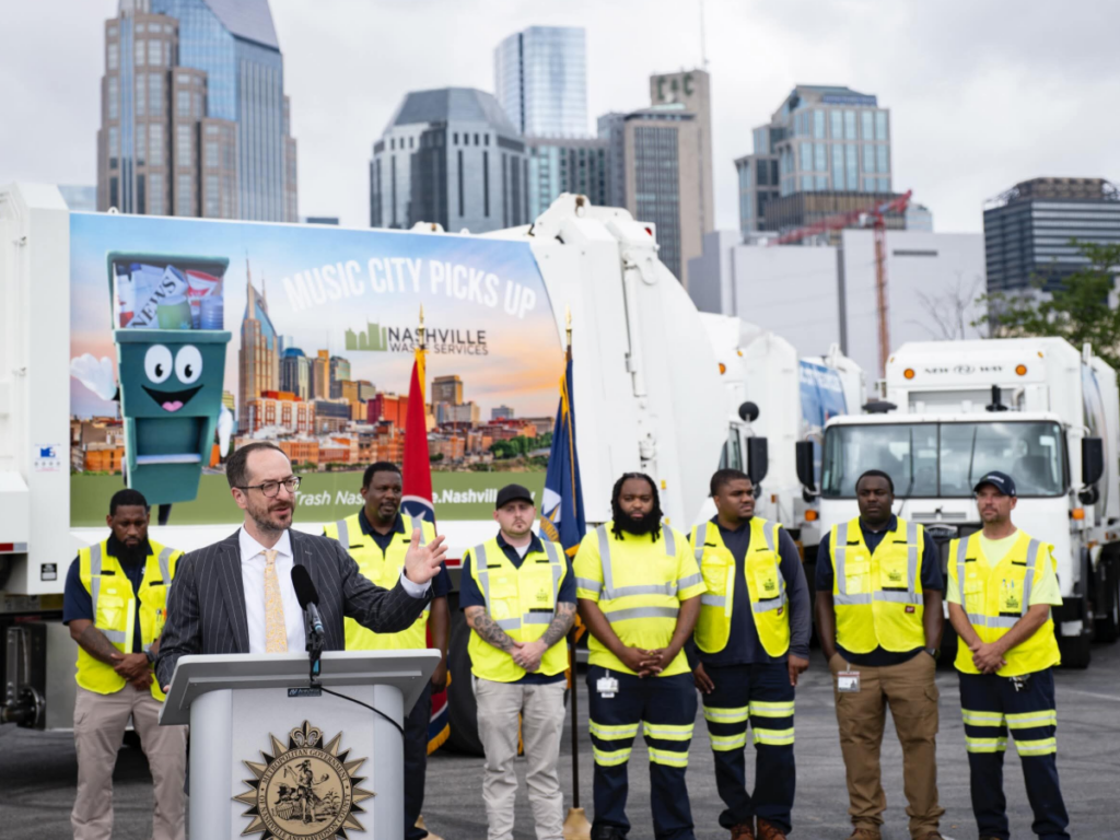 Freddie O’Connell presenta nuevos camiones automatizados de Waste Services en Nashville