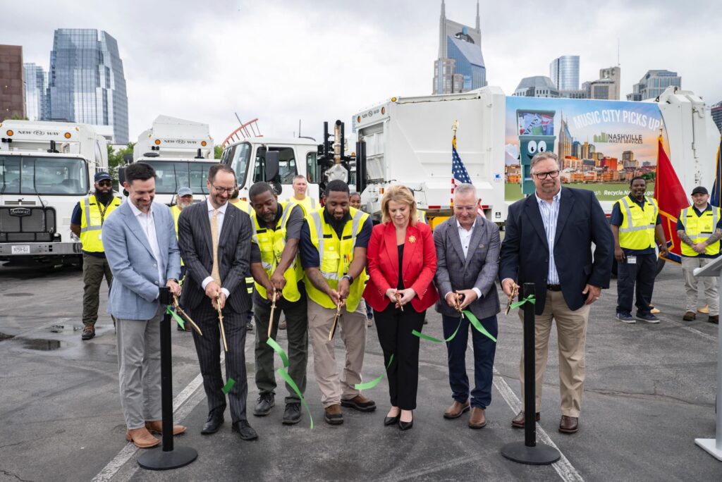 Autoridades y trabajadores participan en inauguración de nueva flotilla de Waste Services en Nashville