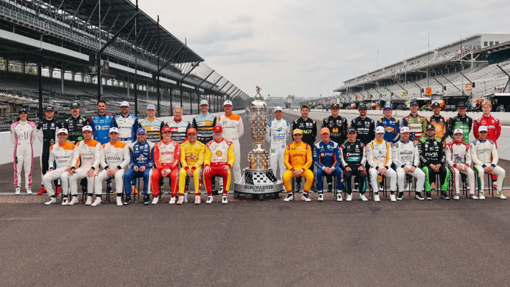 Plantel completo de pilotos de la IndyCar Series 2025 con el Borg-Warner Trophy