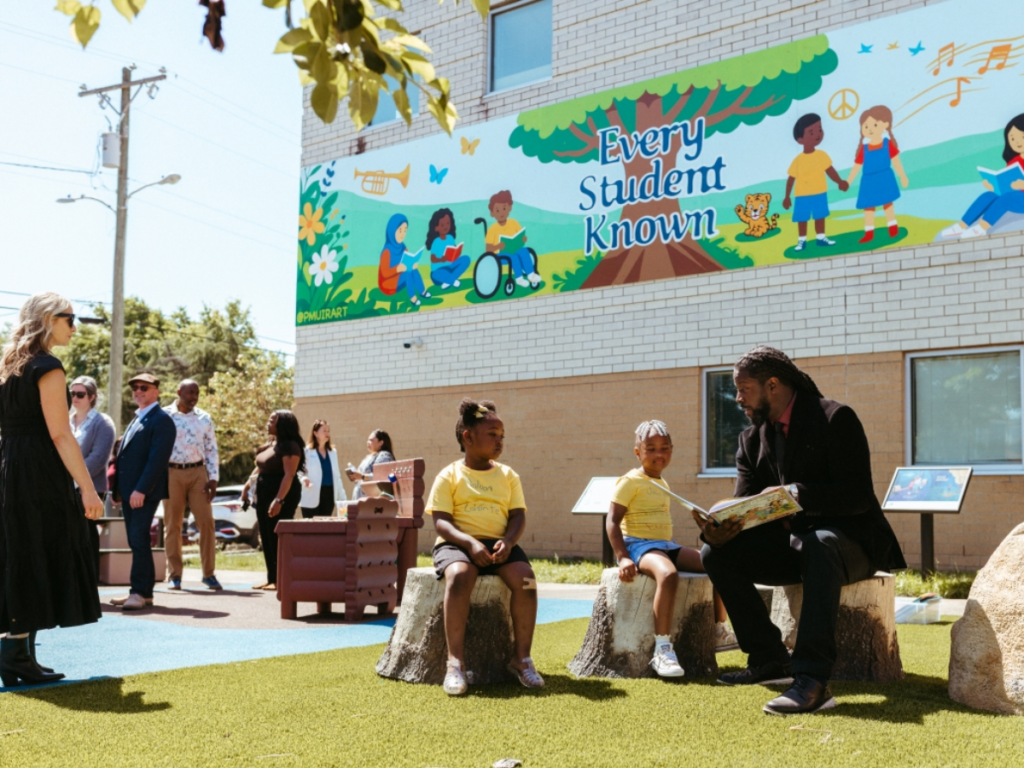 Niños participan en actividades de lectura dentro del nuevo espacio educativo exterior de Napier Elementary en Nashville.