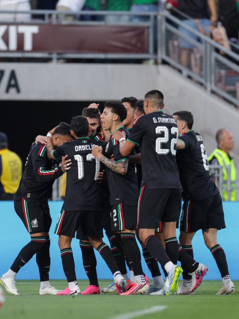 Plantel de México celebrando en grupo durante el partido ante Australia