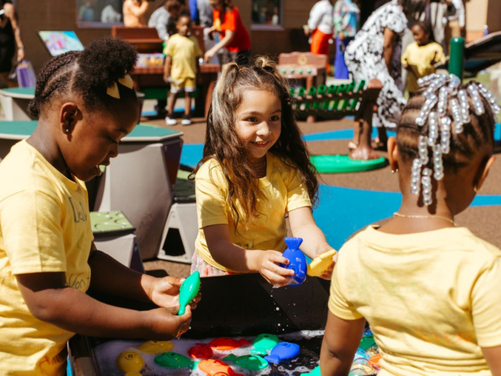 Niños participan en actividades educativas dentro del nuevo espacio exterior de Napier Elementary en Nashville.