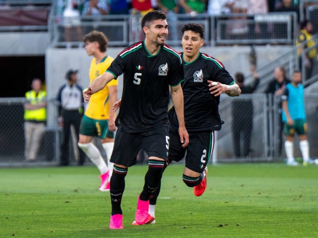 Jugadores de México celebrando durante el partido ante Australia