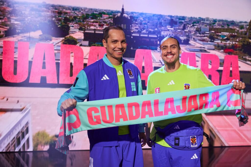 Voluntarios de Guadalajara con bufanda oficial del Mundial 2026