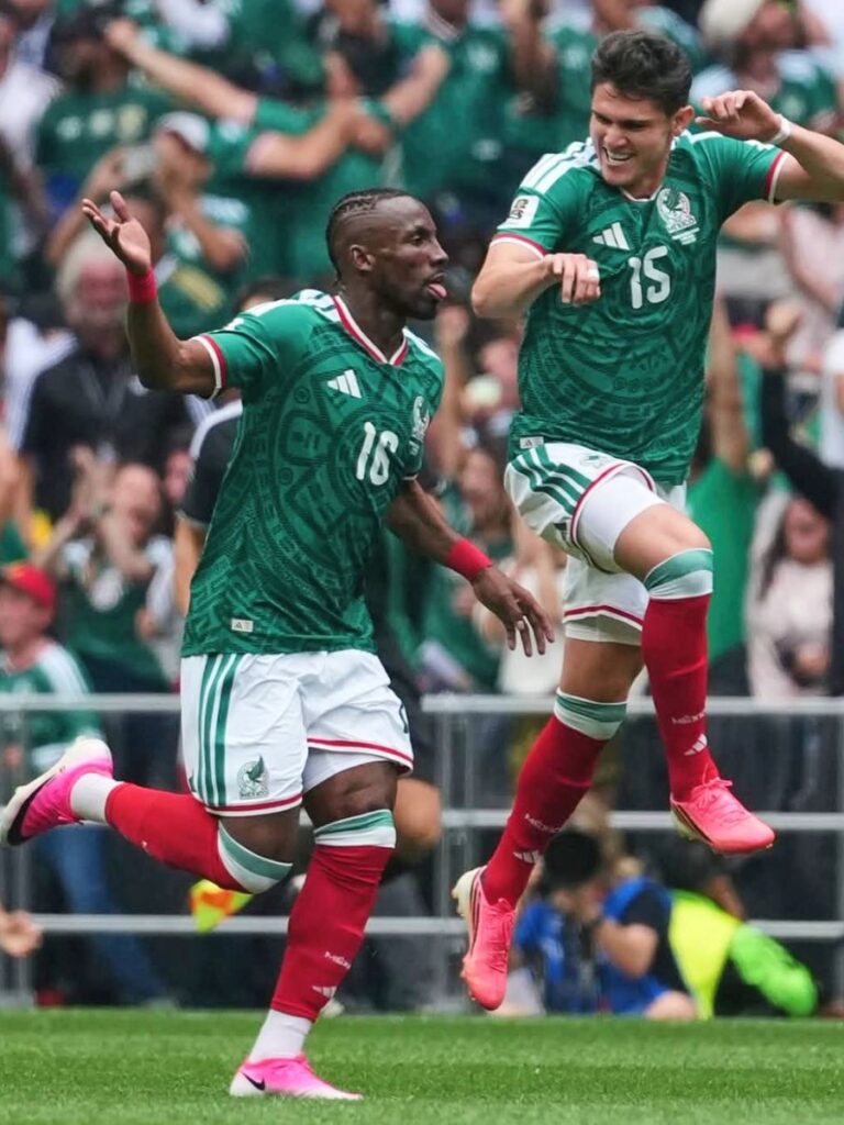 Israel Reyes y Julián Quiñones celebrando gol de México en el Mundial 2026
