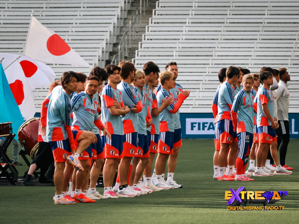 Selección de Japón formada y aplaudiendo en Nashville