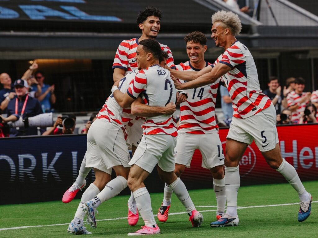 Jugadores del USMNT abrazándose en celebración ante Senegal