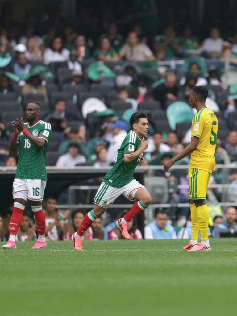 Julián Quiñones y Gilberto Mora en acción durante México vs Sudáfrica