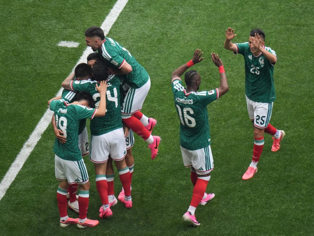 Selección Mexicana celebrando gol en el Estadio Azteca