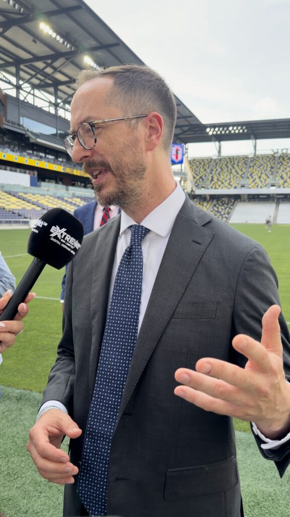 El alcalde de Nashville, Freddie O'Connell, durante una entrevista con Extrema TN en GEODIS Park sobre la visita de la Selección Nacional de Japón y el crecimiento internacional del fútbol en la ciudad.