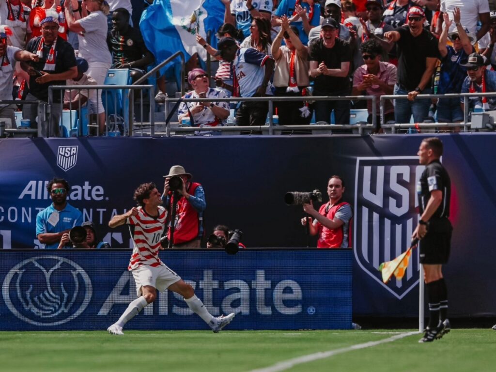 Pulisic Jugador del USMNT celebrando el gol ante Senegal en Charlotte