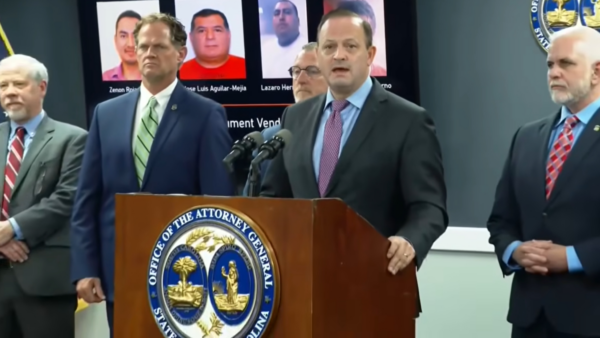 Fiscal General de Carolina del Sur Alan Wilson durante conferencia de prensa sobre operativo que resultó en la detención de 48 inmigrantes y acusaciones por documentos de identidad fraudulentos.