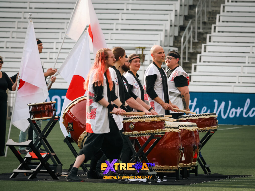 Grupo de tamboreros japoneses en el entrenamiento abierto de Japón en Nashville