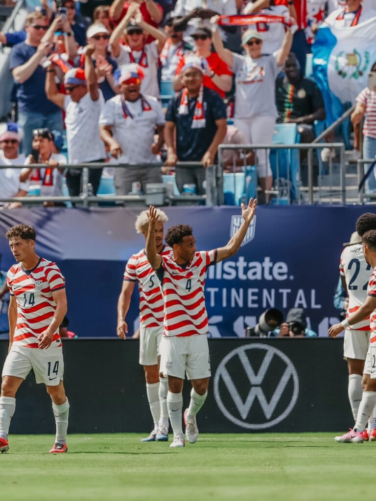 Jugadores del USMNT celebrando frente a la afición en Charlotte
