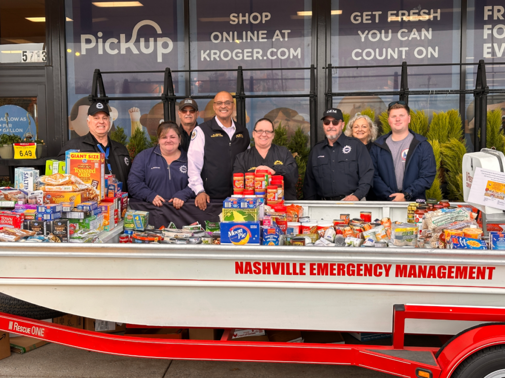 Personal de Nashville Emergency Management junto a una unidad de respuesta de emergencia.