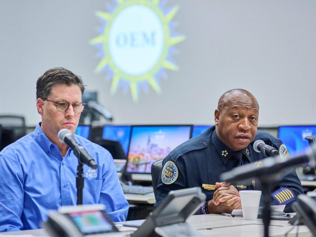 Representantes de NES y Metro Nashville Police participan en una sesión informativa durante la tormenta de hielo.