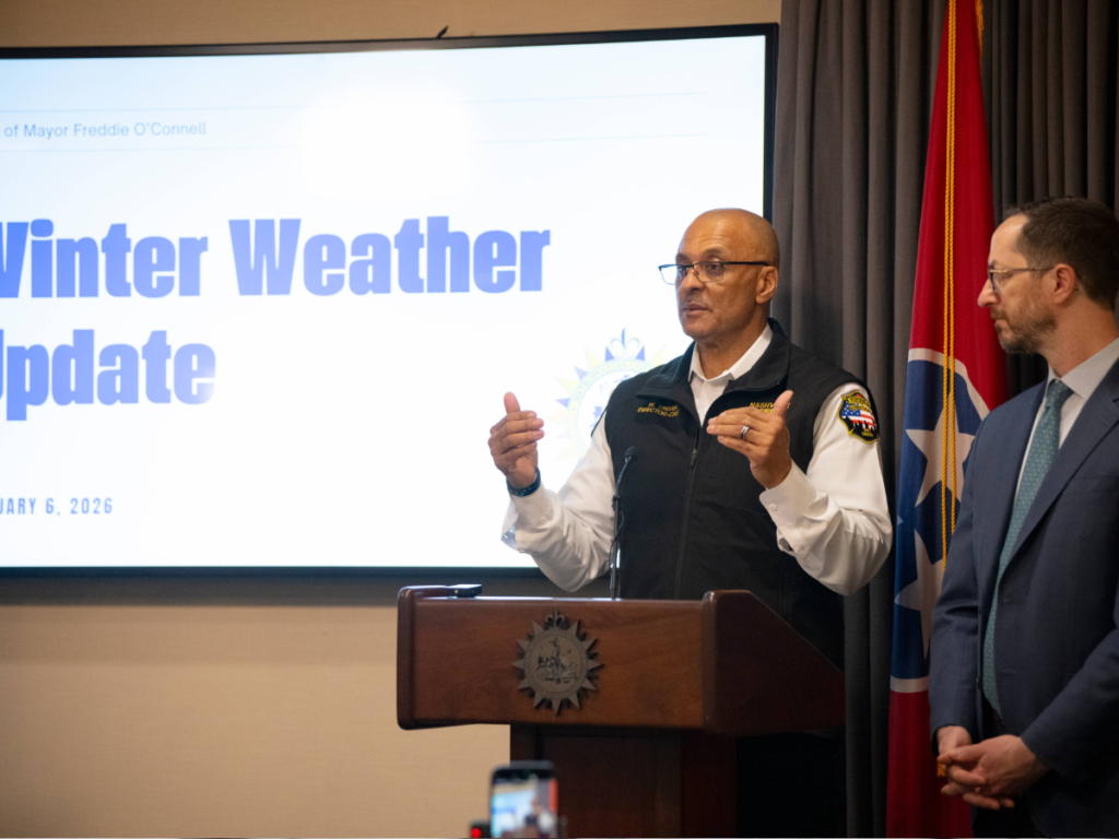 William Swann y el alcalde Freddie O’Connell durante una actualización sobre la tormenta invernal en Nashville.
