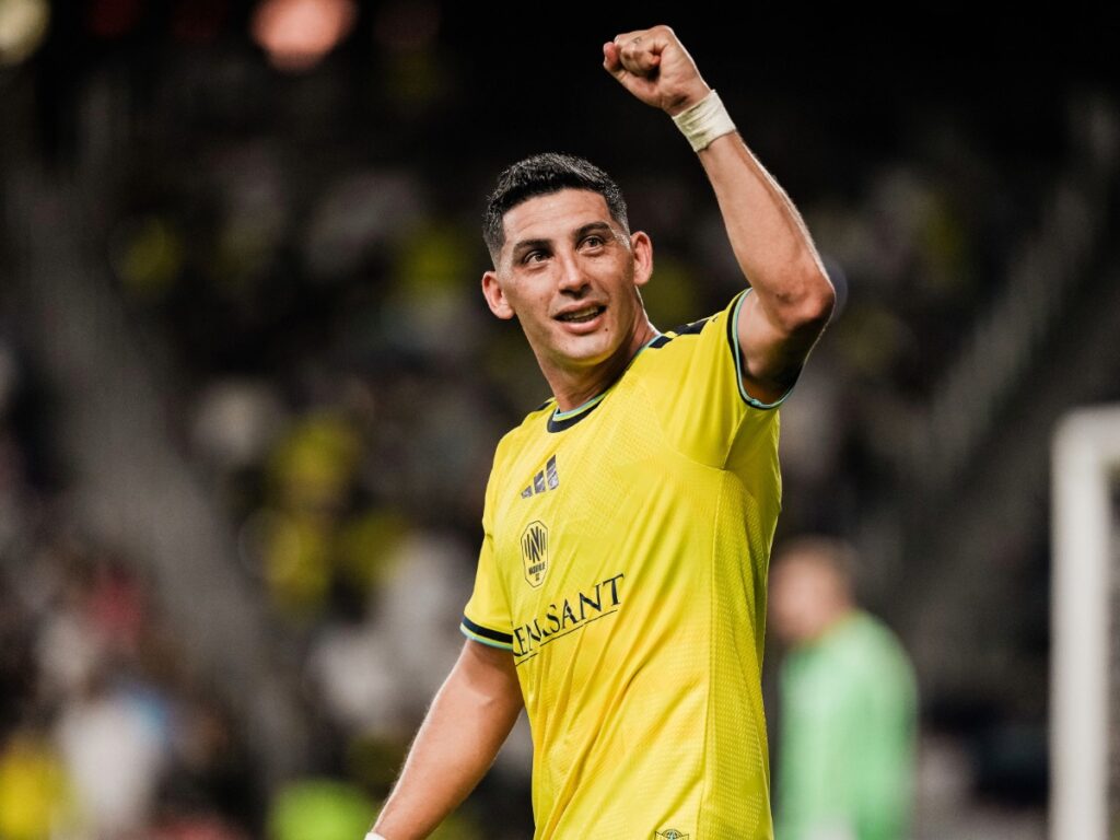 Cristian Espinoza aprieta el puño en alto celebrando su anotación ante la afición en GEODIS Park