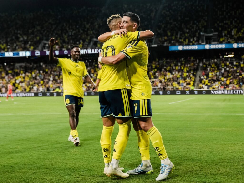 Hany Mukhtar y Cristian Espinoza se funden en un abrazo festejando el pase matemático a los Playoffs
