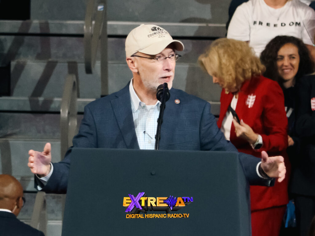 Brent Taylor durante su discurso en el evento de Donald Trump en Clarksville, Tennessee.