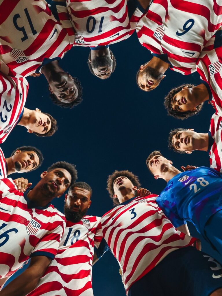 Vista del círculo del equipo de Estados Unidos antes de iniciar el partido en Saint Paul