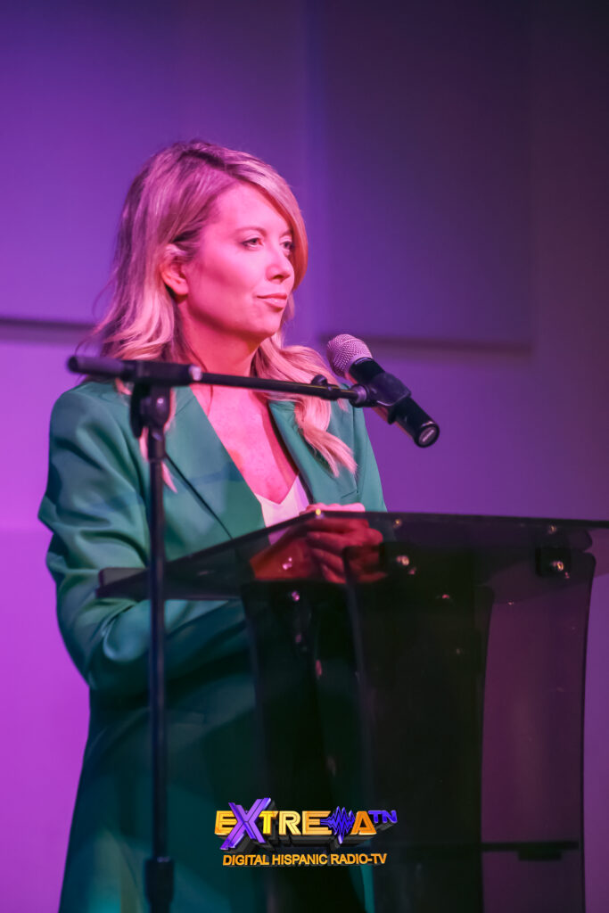 Jerri Green habla ante un micrófono durante su encuentro de campaña en Nashville con la comunidad hispana