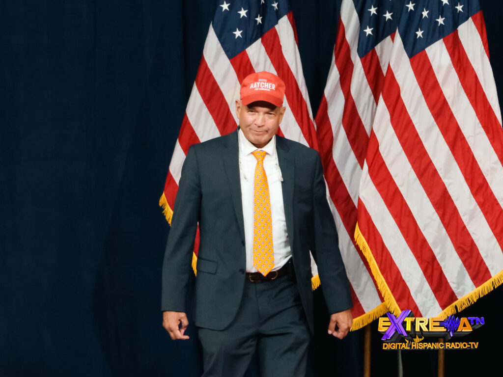 Charlie Hatcher camina frente a dos banderas de Estados Unidos durante un evento político en Clarksville, Tennessee.