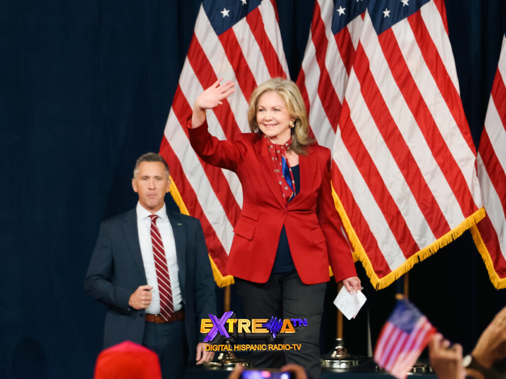 Marsha Blackburn saluda al público durante el evento republicano celebrado en Clarksville, Tennessee.
