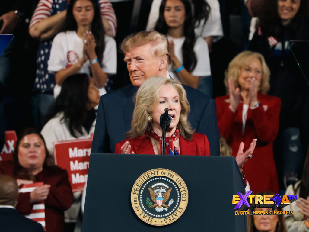 Marsha Blackburn habla ante los asistentes con Donald Trump detrás durante el evento en Clarksville, Tennessee.