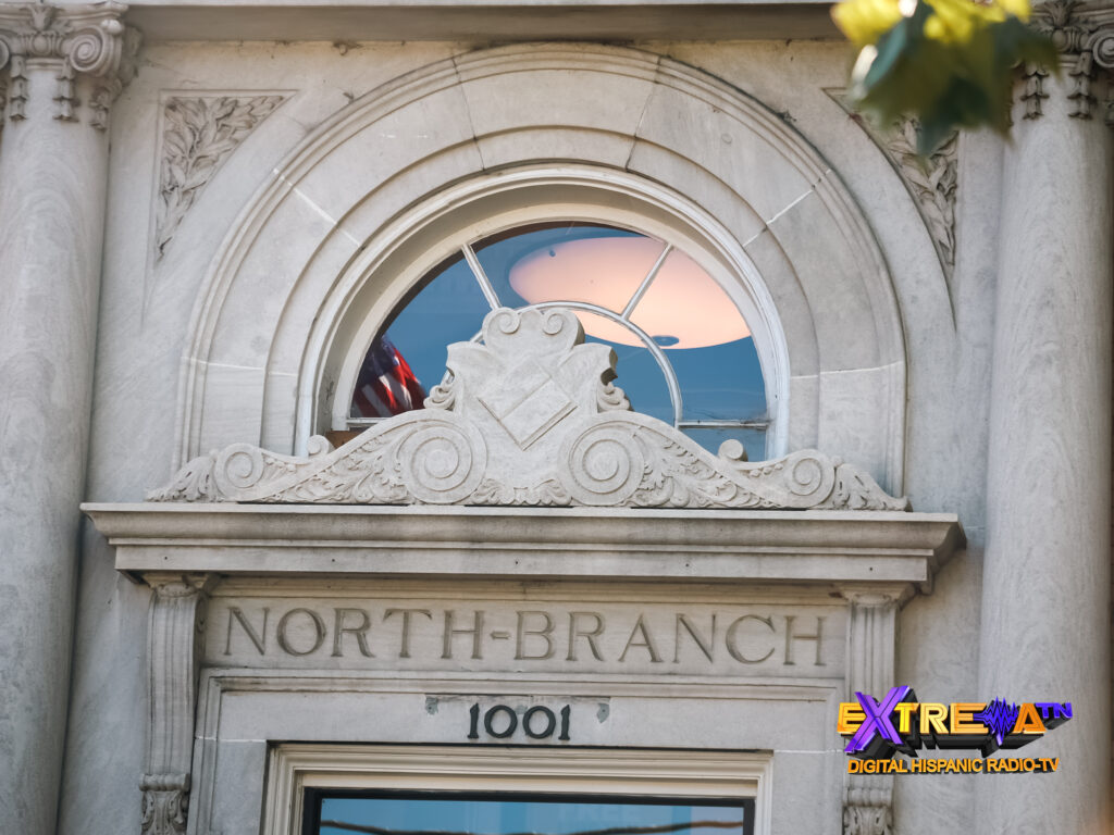 Detalle de la entrada histórica de North Branch Library en Nashville, con un arco ornamental, el nombre NORTH BRANCH y el número 1001.