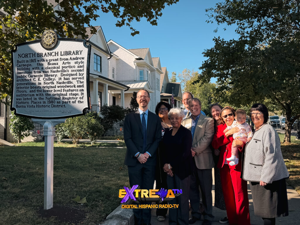 North Branch Library Nashville: el alcalde Freddie O'Connell y miembros de la comunidad posan junto al marcador histórico de la biblioteca celebrando sus 111 años