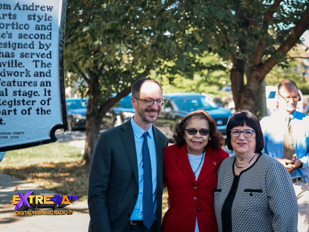 El alcalde Freddie O'Connell posa junto a Cloreace Eppenger, vestida de rojo, y Terri Luke, directora de Nashville Public Library, durante el acto en North Branch Library.