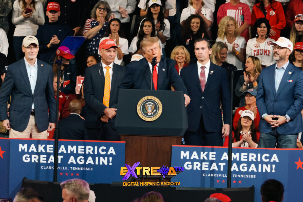 Donald Trump habla en Clarksville acompañado por candidatos republicanos al Congreso por Tennessee.