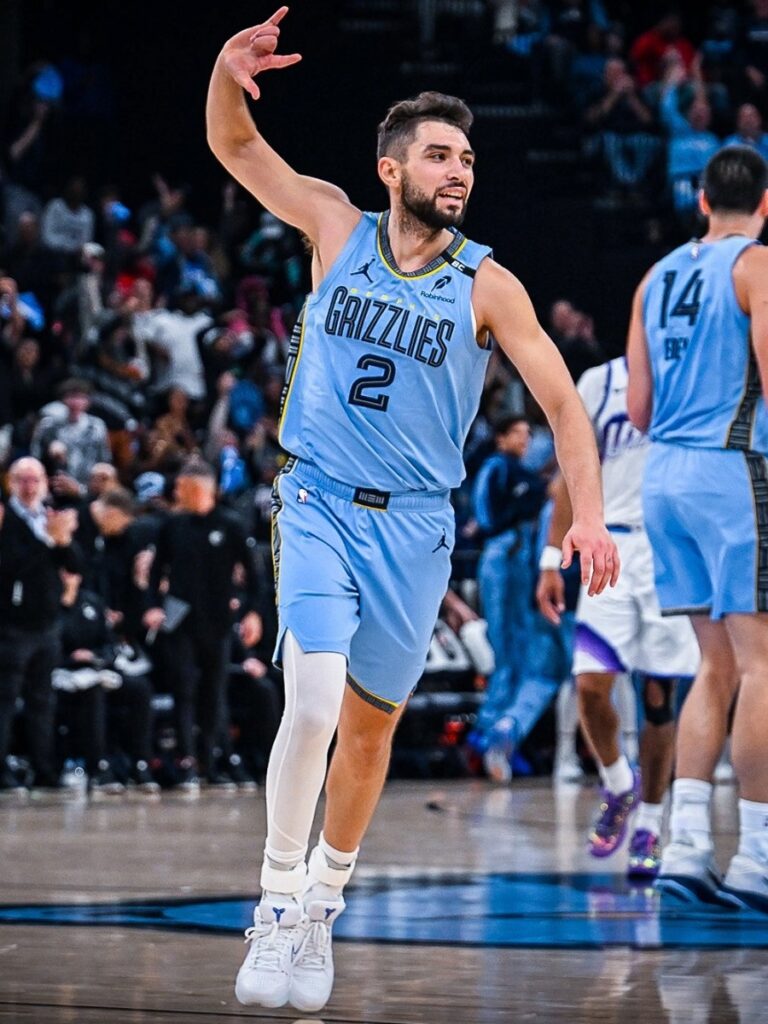 Ty Jerome festeja señalando hacia arriba tras implantar récord en el triunfo de Memphis Grizzlies ante Utah Jazz