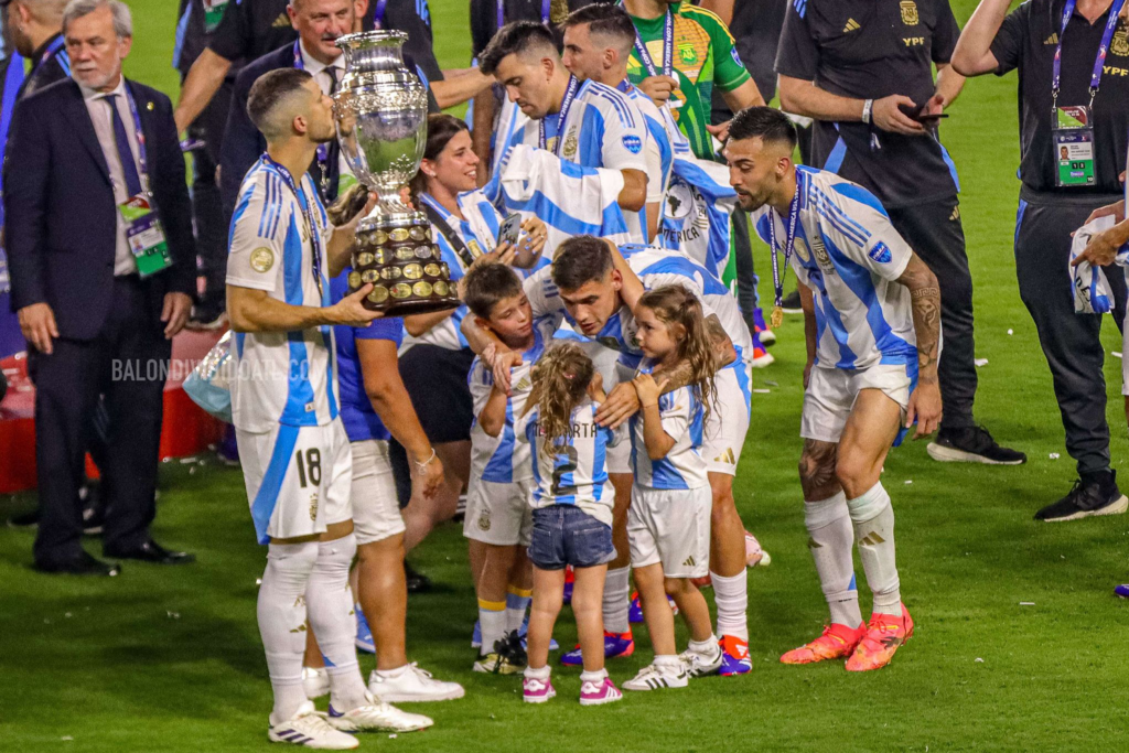 Guido Rodriguez celebrando el triunfo en Copa America