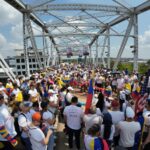 VENEZOLANOS PROTESTAN PACÍFICAMENTE EN EL PUENTE DE LOS PEATONES DE NASHVILLE