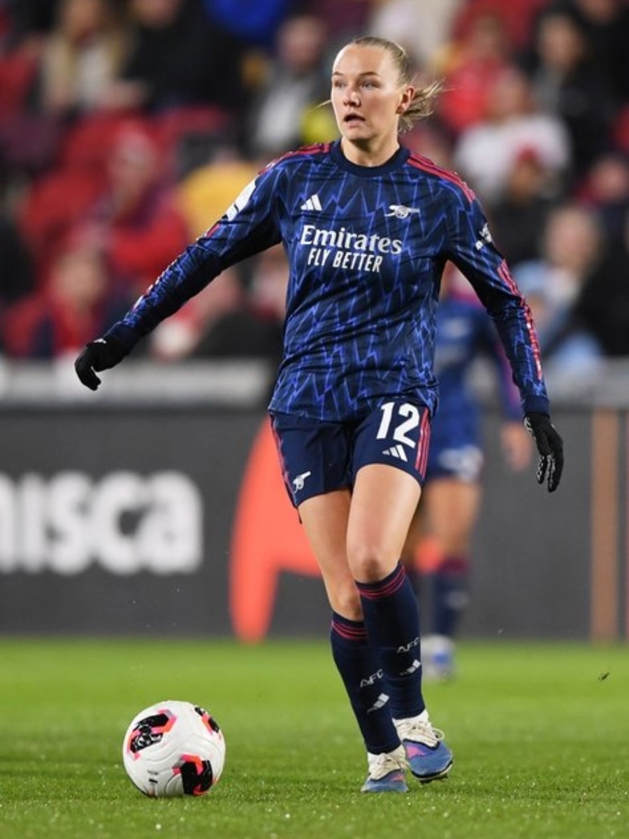 Frida Maanum (#12) del Arsenal conduce el balón durante el partido en Londres en 2026.
