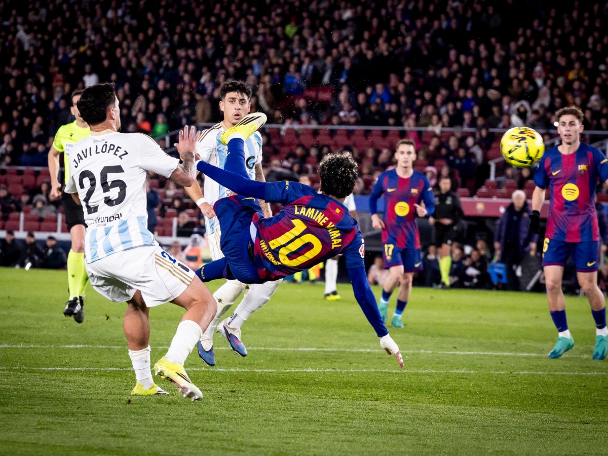 Lamine Yamal (#10) realiza una espectacular chilena durante el partido entre FC Barcelona y Real Oviedo en 2026.