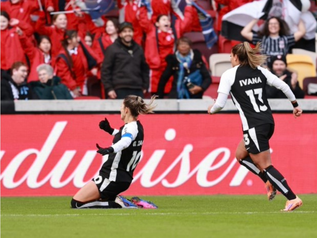 Vic Albuquerque celebra de rodillas junto a Ivana (#13) tras anotar el gol de la victoria para Corinthians en Londres.