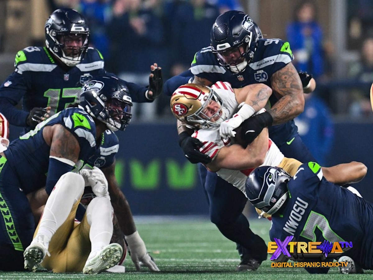 Defensa de Seattle Seahawks derriba a corredor de San Francisco 49ers en Ronda Divisional NFC